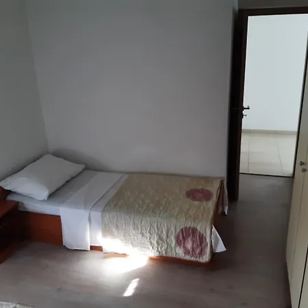 - Trosoban Apartment